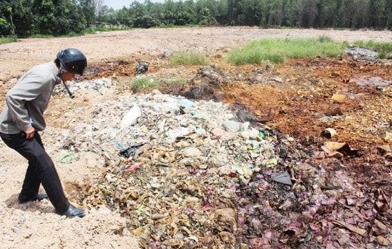 Xử phạt chủ đất chứa rác thải 15 triệu đồng